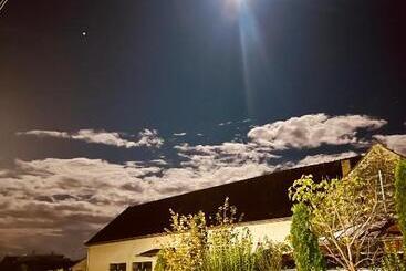 تختخواب و صبحانه Eagle House