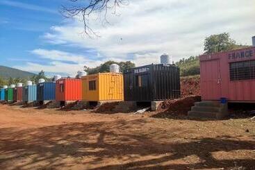 בית מלון כפרי Countries Container Resort