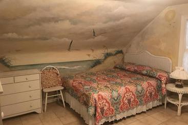 هتل Angie's Guest Cottage