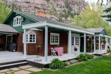 هتل Secret Garden Bed And Breakfast