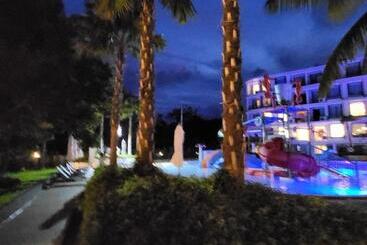 هتل آپارتمان La Vita Phuket Rawai