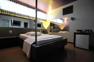 Status Motel