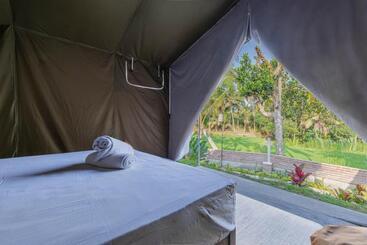 호스텔 Kubu Selat Villa And Glamping