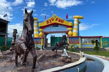 בית מלון כפרי H2o Fun Resort