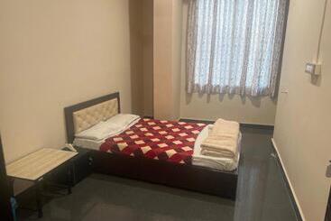 בית מלון כפרי Oyo Decent Inn