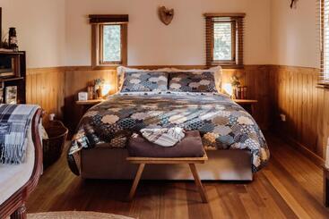 Hideaway Farmlet Romantic Cottage With Miniature Goats