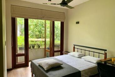 住宿加早餐  Cozy Luxury Room With Balcony View !
