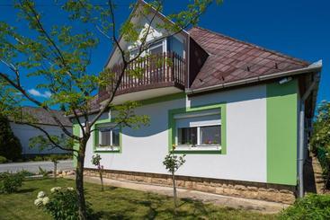 هتل Andrea Apartmanhaz