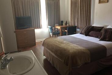 The Brookside Motel / Mt. Rushmore