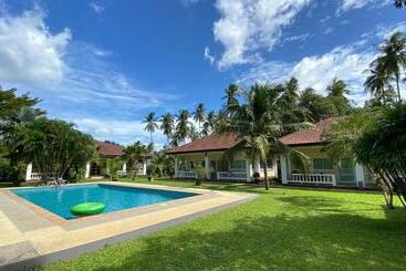 פנסיון Palm Gardens Resort, Bang Saphan