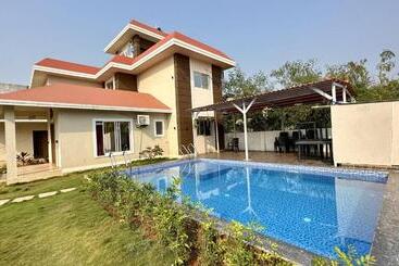 Курорт Iris Villa   Nagaon Beach