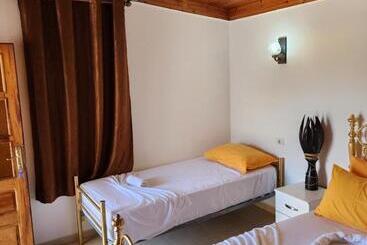 Отель Bujtina Syni Zi Keshtjella   Shengjin