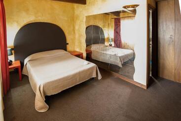 צימר Torrimpietra Guest House