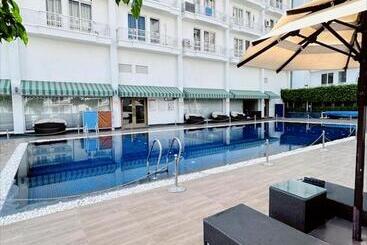 هتل Country Inn & Suites By Migrolino