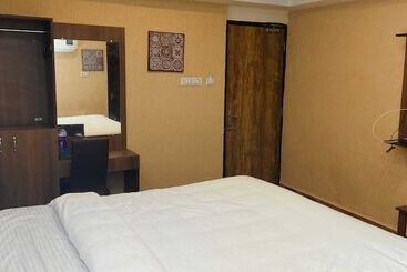 בית מלון כפרי Omr Grand Inn