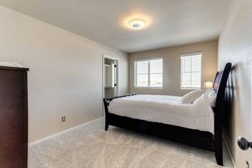 별장 17 Mi To Downtown Denver: Modern Aurora Home!