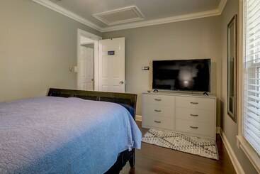 بيت ريفى Spacious Brandon Oasis W/ Fully Fenced Yard!
