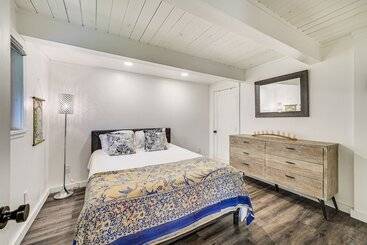 Сельский дом Stylish Bellingham Home W/ Lake + Mountain Views!
