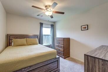 کلبه 12 Mi To Beach: Texas Gulf Coast Home W/ Fire Pit