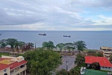 Отель C & L Bay View Inn