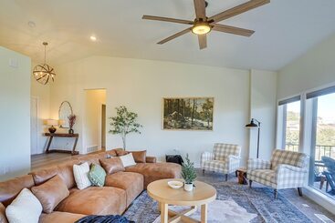 کلبه Cedar City Home W/ Mountain Views & Game Room!
