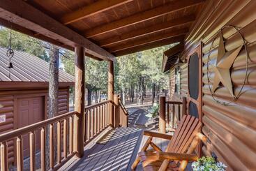 کلبه Cozy Show Low Cabin W/ Backyard ~ 3 Mi To Lake!
