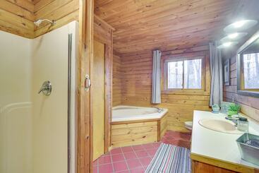 بيت ريفى Cozy Wisconsin Cabin W/ Deck, Kayaks & Lake Views!