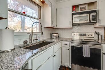 コテージ Lakefront Mt Gilead Home W/ Large Dock & Decks!