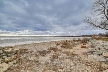 Сельский дом Menominee Waterfront Home W/ Private Beach Access!