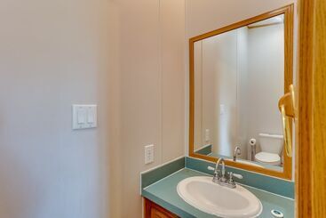 بيت ريفى Pet Friendly Emerald Lake Retreat In Charlestown!