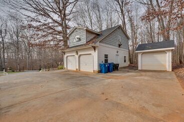 コテージ Spacious Mooresville Home W/ Lake Norman View!