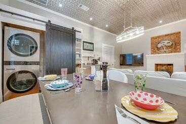 Сельский дом Cozy + Modern Norcross Hideaway W/ Covered Porches