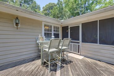 Сельский дом Jonesboro Home W/ Screened In Porch & Fire Pit!