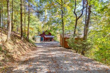 별장 Mountaintop Cabin In Ellijay W/ Views & Fire Pit!