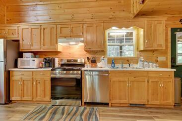 Сельский дом Secluded Cross Creek Cabin W/ Deck & Fire Pit!