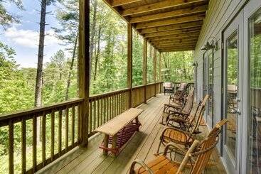 بيت ريفى Spacious Georgia Escape W/ Fireplace, Deck & Grill