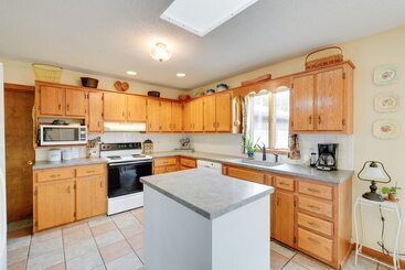 별장 Jonesborough Home On 8 Acres W/ Mountain Views!