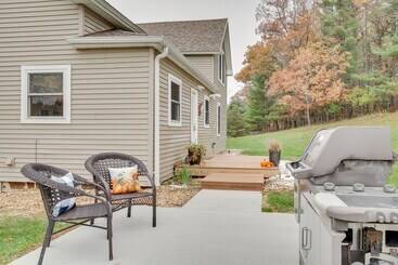 بيت ريفى Lovely Rural Hixton Farmhouse W/ Porch & Fire Pit!