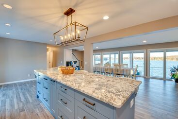 コテージ Luxe Pennsylvania Lakefront Vacation Rental!
