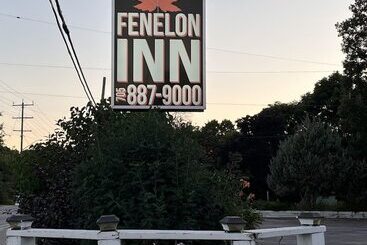 מוטל Fenelon Inn