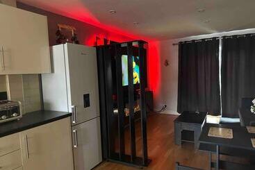 레지던스 Remarkable 2 Bed House In Northolt