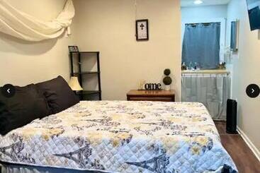 ペンション Small Private Get Away, Tiny Home Garage Studio Apartment