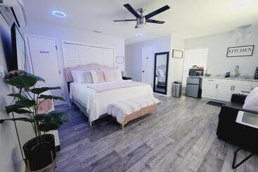 Пансион Modern Dream Rooms Suits   Private, Parking, Wi Fi, Netflix