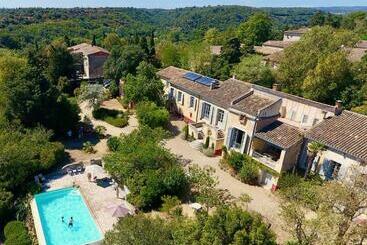 ベッドアンドブレックファースト La Rougeanne