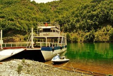 Herberge Rozafa Ferry & Accommodation
