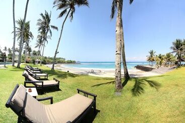 בית מלון כפרי Candi Beach Villas