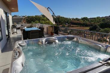 Stunning Views 4 Bedrooms Penthouse In Marsaxlokk