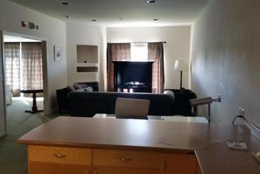 هتل Orca Inn Suites