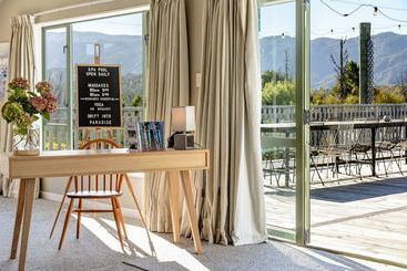 هتل Split Apple Lodge  Boutique Eco Lodge & Spa