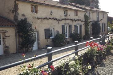 مبيت وإفطار Chambres D Hôtes De La Gondromière